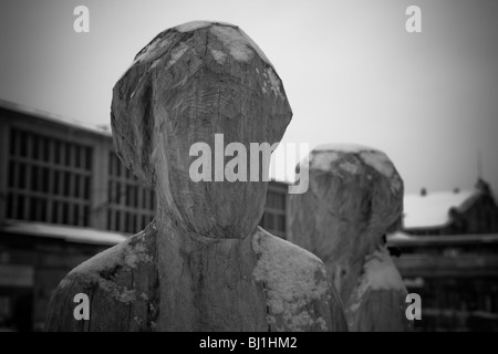 Des statues en bois dans le quartier Praga alternative, art and culture center of Fabryka Trzciny (usine), Varsovie Pologne Europe Banque D'Images