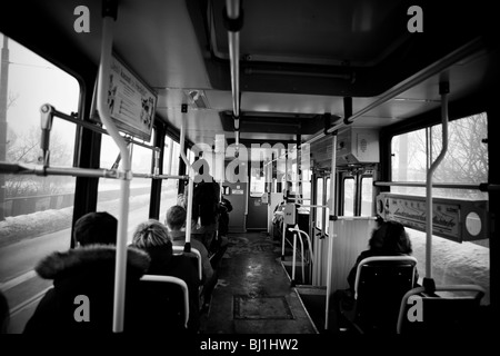 L'intérieur d'un tramway ou voiture de tramway dans le centre-ville de Varsovie, avec passagers sur des sièges, la Pologne, l'Europe de l'Est, de l'UNION EUROPÉENNE Banque D'Images