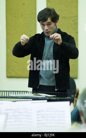 Le chef d'orchestre russe Tugan Sokhiev à répéter avec l'orchestre de l'Opéra National du Pays de Galles Banque D'Images