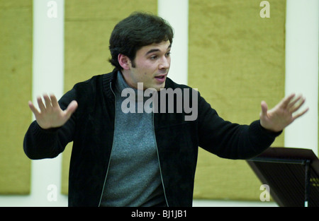 Le chef d'orchestre russe Tugan Sokhiev à répéter avec l'orchestre de l'Opéra National du Pays de Galles Banque D'Images