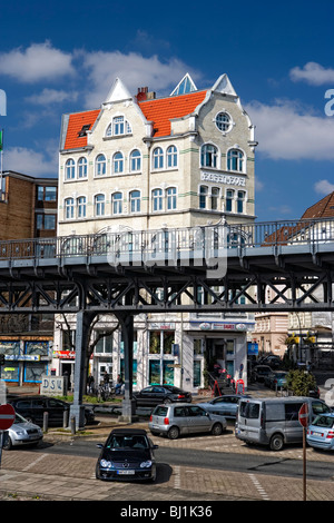 Passant d'une maison à Métro St.Pauli, le port de Hambourg, Allemagne, Europe Banque D'Images