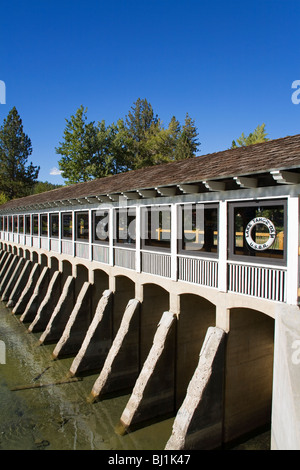 Tahoe City barrage sur la rivière Truckee, Lake Tahoe, California, USA Banque D'Images