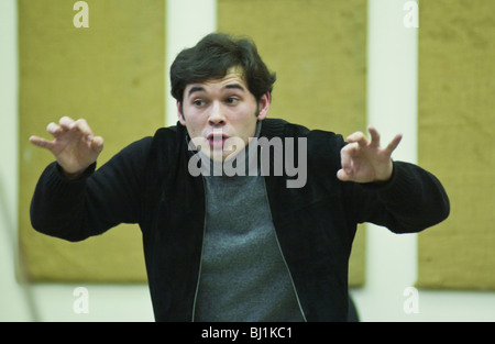 Le chef d'orchestre russe Tugan Sokhiev à répéter avec l'orchestre de l'Opéra National du Pays de Galles Banque D'Images