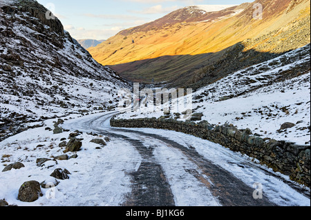 Le B5289 road menant Honister Pass en hiver Banque D'Images