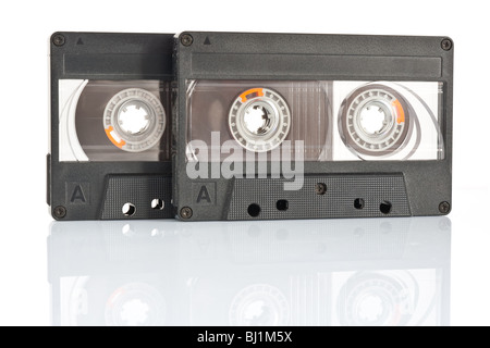 Deux cassettes audio isolé sur fond blanc avec clipping path Banque D'Images