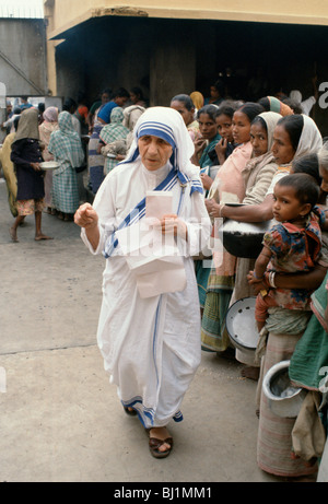 Mère Teresa de Calcutta à sa mission d'aide aux pauvres et affamés, Calcutta, Inde Banque D'Images