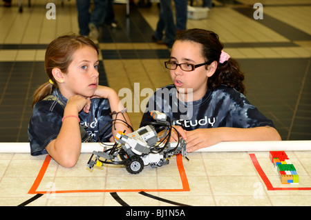 Deux filles de l'école de la discussion d'un projet après l'école. Banque D'Images
