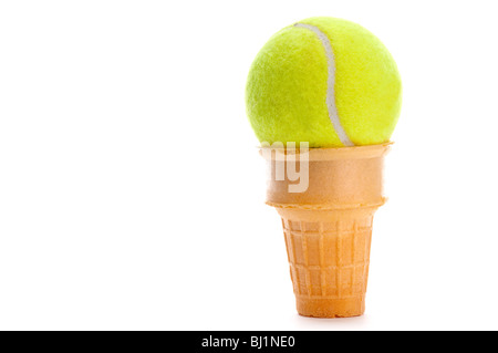 Une balle de tennis jaune dans un cornet de crème glacée Banque D'Images