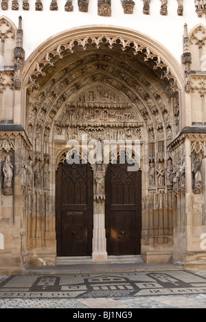 Entrée de l'église avec la sculpture ornée en Allemagne Bavière Augsbourg porte Cathédrale Banque D'Images