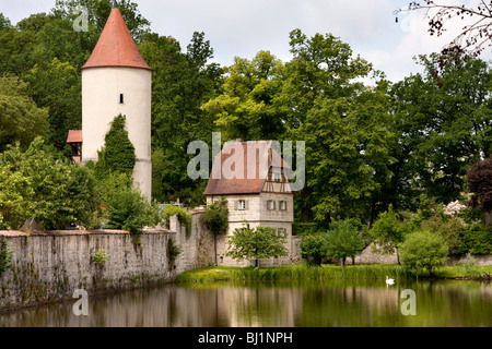 Mur de la ville et le lac avec tours et bâtiments en arrière-plan, Crailsheim Allemagne Bavière Banque D'Images