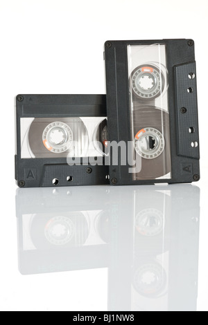 Deux cassettes audio isolé sur fond blanc avec clipping path Banque D'Images