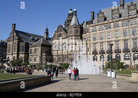 Hôtel de ville de Sheffield et les jardins de la paix un jour de printemps ensoleillé, Angleterre Royaume-Uni, centre-ville de Sheffield bâtiment victorien classé Grade I. Espace public Banque D'Images