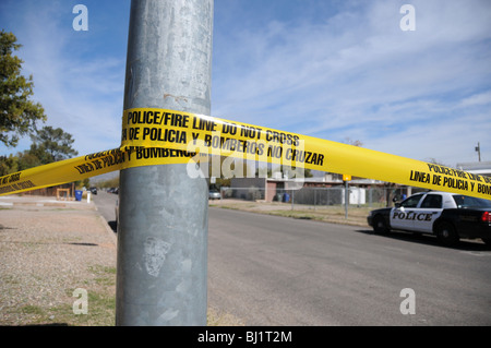 La police enquête sur un homicide de Tucson et le tir d'un autre homme que l'on croit être des gangs dans la région de Tucson, Arizona, USA. Banque D'Images