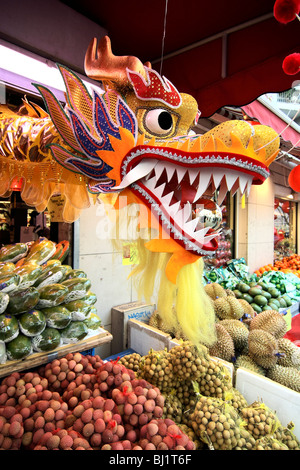 Une tête de dragon de sauter hors d'un magasin à la parade du Nouvel An chinois dans les rues de Paris, France Banque D'Images