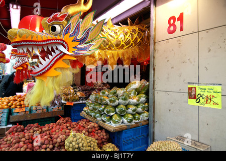 Une tête de dragon de sauter hors d'un magasin à la parade du Nouvel An chinois dans les rues de Paris, France Banque D'Images