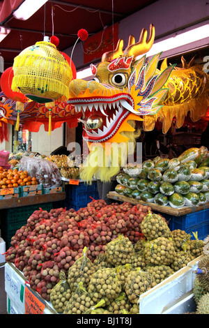 Une tête de dragon de sauter hors d'un magasin à la parade du Nouvel An chinois dans les rues de Paris, France Banque D'Images