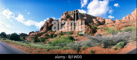 Panorama Arizona Sedona Red Rock USA bleu ciel nuage désert highway road green tree bush Banque D'Images