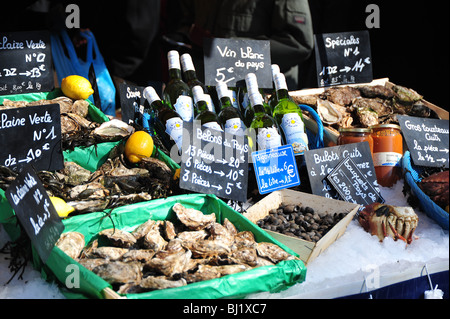 Les huîtres et wime sur l'affichage à un décrochage du marché de fruits de mer à Paris, Boulevard Richard Lenoir à Bastille, Paris Banque D'Images