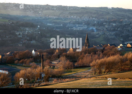 Pennine Yorkshire village niché dans la Colne valley sur un brillant encore froide soirée d'hiver Banque D'Images