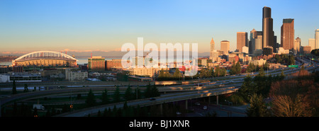 Seattle skyline à l'aube par une journée d'hiver en Février Banque D'Images