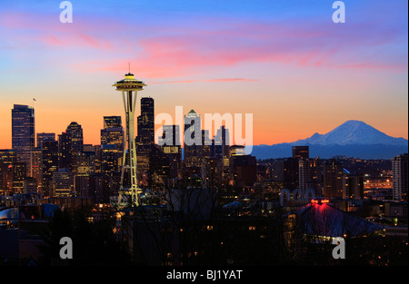 Seattle skyline à l'aube par une journée d'hiver en Février Banque D'Images