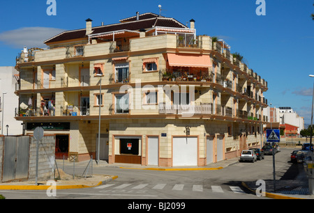 Un typique d'appartements modernes avec des points de vente au détail à Formentera del Segura, Alicante, Espagne Banque D'Images