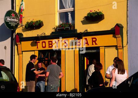 Irlande, comté de Mayo, Westport, des irlandais qui parlent devant le bar Toby Banque D'Images