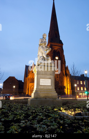 Le poète Robert Burns statue en Dumfries centre-ville avec l'église de Greyfriars derrière la nuit Ecosse UK Banque D'Images