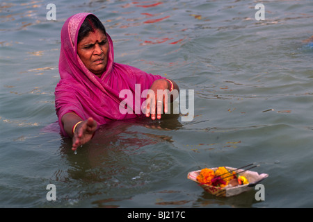 Inde, Uttar Pradesh, Allahabad, Sangam, femme se baignant au confluent des rivières Gange et Yamuna Banque D'Images