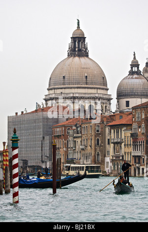 Santa Maria della Salute à travers le Grand Canal à Venise, Vénétie, Italie Banque D'Images