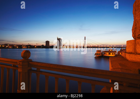 La Lettonie, en Europe orientale, des États baltes, Riga, vue depuis le pont Akmens de Pont Vansu et bâtiment Swedbank Banque D'Images