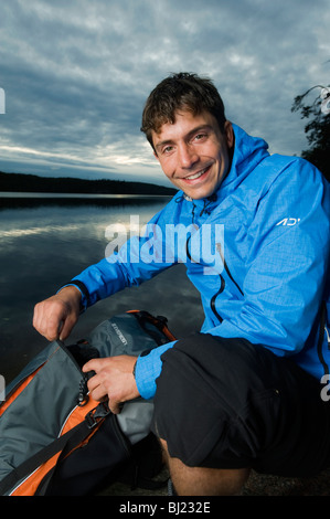 Portrait d'un homme de la randonnée par un lac, en Suède. Banque D'Images