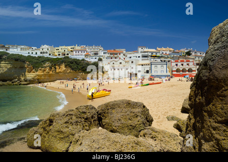 Le Portugal, l'Algarve, Praia do Carvoeiro Village et plage en été Banque D'Images