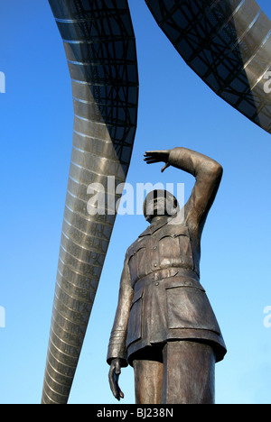 Le Sir Frank Whittle, statue dans le centre de Coventry, Warwickshire. Banque D'Images