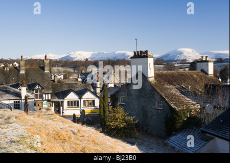 Village de Hawkshead avec montagnes couvertes de neige tôt le matin en Cumbrie Sunshine Lake District Cumbria England Royaume-Uni UK Banque D'Images