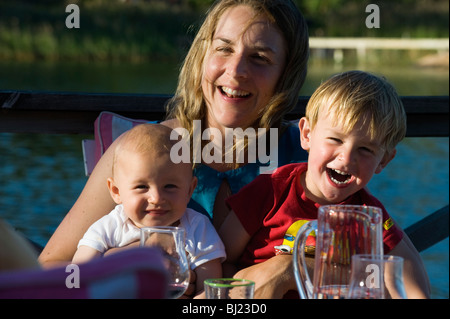 Femme avec deux enfants de manger à l'extérieur, la Suède. Banque D'Images