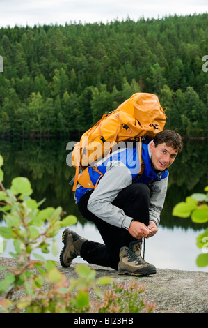 Portrait d'un homme de la randonnée par un lac, en Suède. Banque D'Images