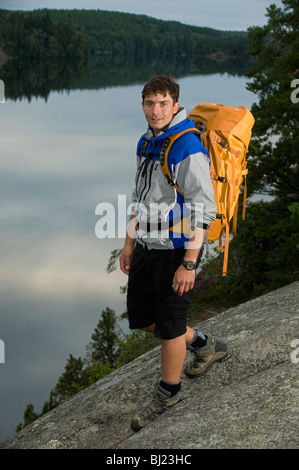 Portrait d'un homme de la randonnée par un lac, en Suède. Banque D'Images