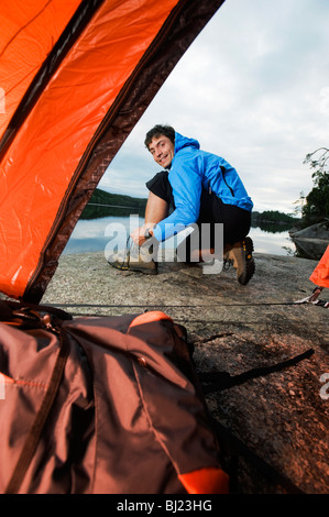 Portrait d'un homme de la randonnée par un lac, en Suède. Banque D'Images