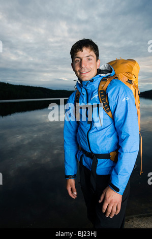 Portrait d'un homme de la randonnée par un lac, en Suède. Banque D'Images