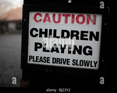 Attention Enfants jouant sign Banque D'Images