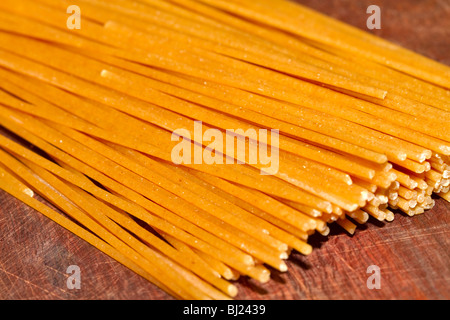 Les pâtes de blé entier spaghetti séchés Banque D'Images