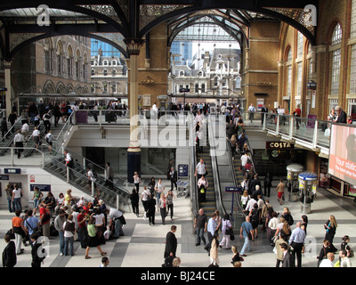 Les banlieusards de l'heure de pointe à la gare de Liverpool Street Banque D'Images