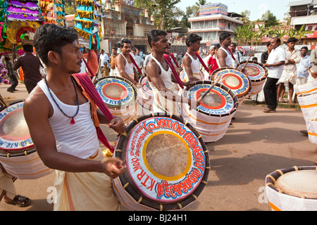 L'Inde, le Kerala, Adoor, Sree Parthasarathy temple, Gajamela festival, batteurs de procession rituelle Banque D'Images