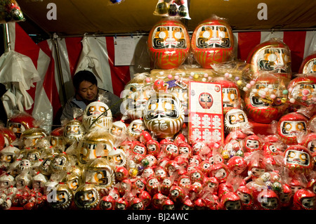Magasin de poupée daruma, kanda Myoujin Shrine à Tokyo au Japon Banque D'Images