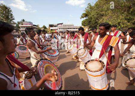 L'Inde, le Kerala, Adoor, Sree Parthasarathy temple, Gajamela festival, batteurs de procession rituelle Banque D'Images