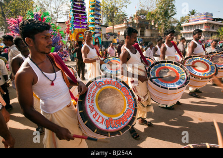L'Inde, le Kerala, Adoor, Sree Parthasarathy temple, Gajamela festival, batteurs de procession rituelle Banque D'Images