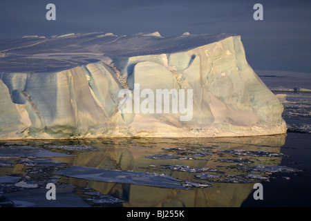 Iceberg tabulaire dans la péninsule Antarctique Banque D'Images