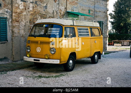 Volksvagen Beetle Bus T2 Vintage restauré à Ancône, Marches Italie Banque D'Images