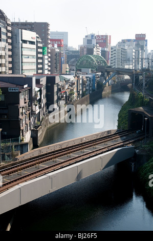 Kanda et Akihabara, vue du pont Hijiri-bashi à Ochanomizu. Banque D'Images